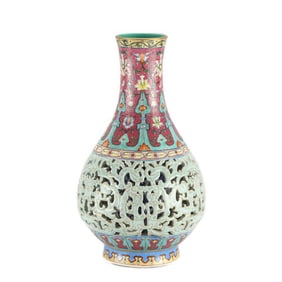 QING QIANLONG FAMILLE ROSE HOLLOW BOTTLE
