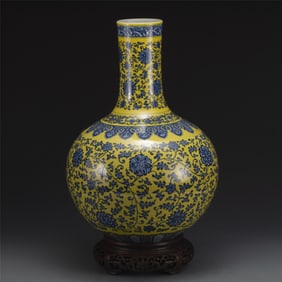 MING XUANDE BLUE & WHITE SPRING VASE