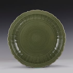 MING LONGQUAN CELADON BARBED RIM CHARGER