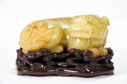 A JADE - CARVED AUSPICIOUS BEAST ORNAMENT