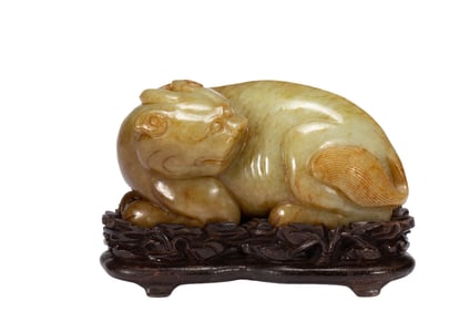 A JADE - CARVED AUSPICIOUS BEAST ORNAMENT