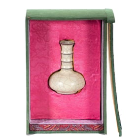 GE - WARE STRING - PATTERN PORCELAIN VASE