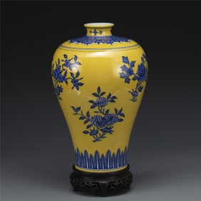 QING QIANLONG BLUE & WHITE YELLOW GLAZE VASE