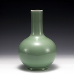 QING QIANLONG BEAN GREEN GLAZE BOTTLE