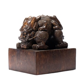 A SEAL WITH A MYTHICAL BEAST - SHAPED KNOB