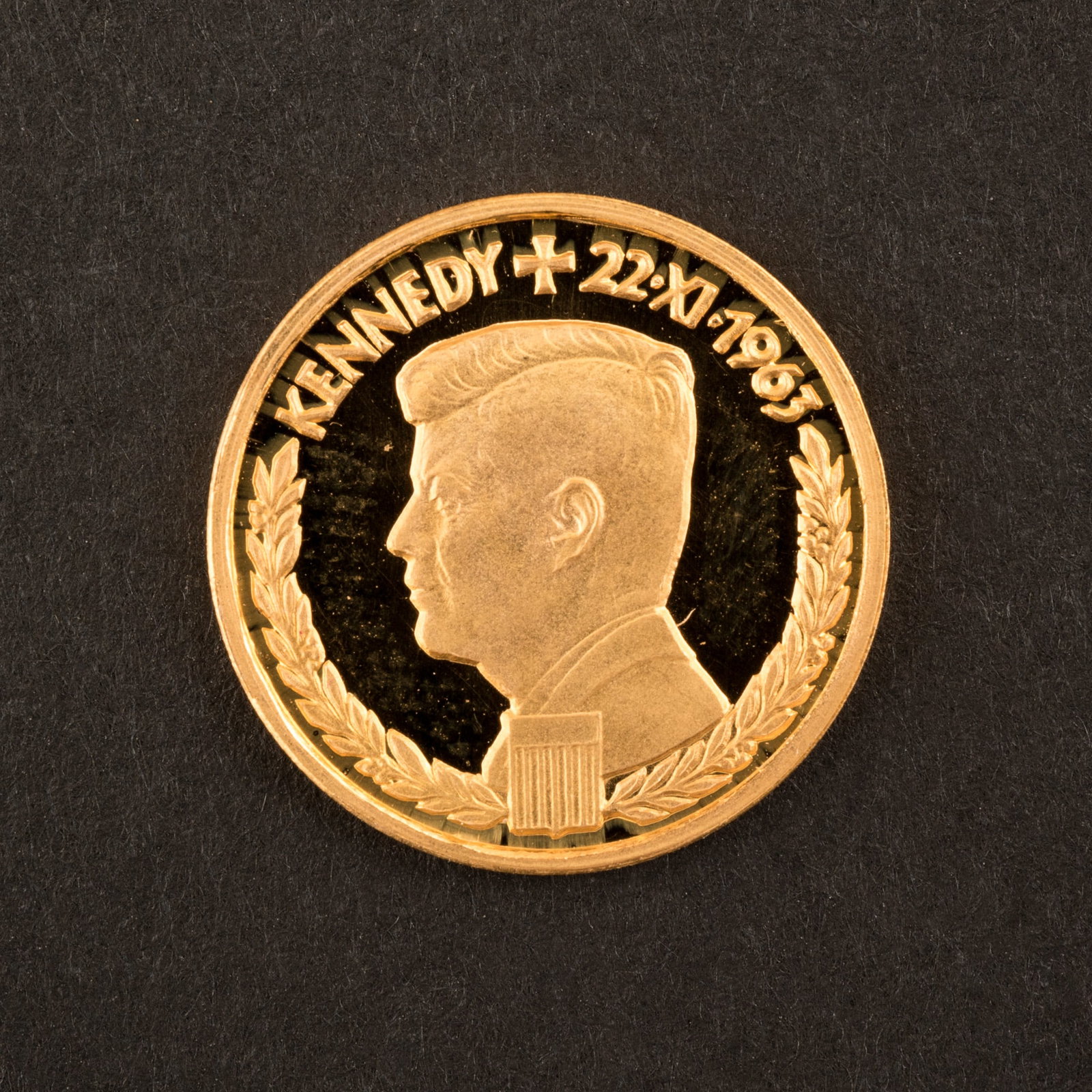 1963 KENNEDY COMMEMORATIVE DUCAT GOLD COIN: 1963 KENNEDY COMMEMORATIVE DUCAT GOLD COIN. Mint state Romanian Ducat Aureus Magnus "Prosperity for the World" series gold coin.