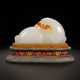 WHITE JADE CARVING OF PEACHES WITH BAT MOTIF