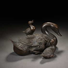 BRONZE DUCK SCULPTURE WITH DUCKLINGS