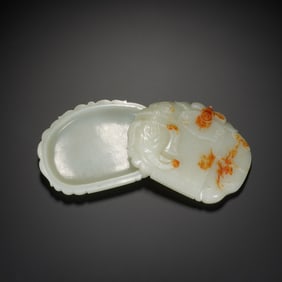 JADE BOX WITH AUSPICIOUS PATTERN-DECORATED LID