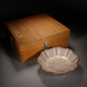 PORCELAIN PLATE WITH CRACKLE GLAZE AND WOODEN BOX