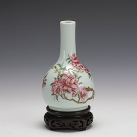 FAMILLE ROSE PEONY VASE ON STAND