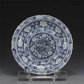 YUAN BLUE & WHITE SCALLOPED RIM CHARGER