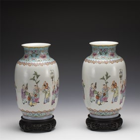 PAIR OF QING QIANLONG FAMILLE ROSE BOTTLE VASES ON STAND