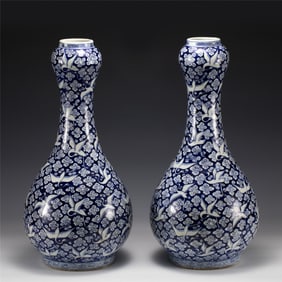 PAIR OF MING JIAJING BLUE & WHITE GARLIC VASES
