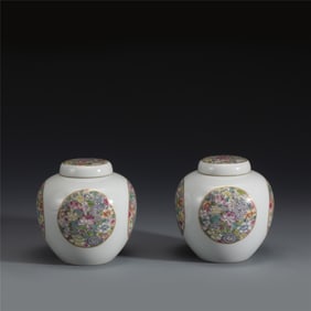 PAIR OF QING QIANLONG MILLE FLEUR LIDDED JARS