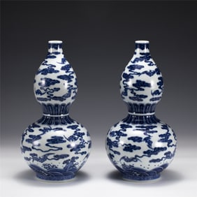 PAIR OF QING BLUE & WHITE GOURD VASES