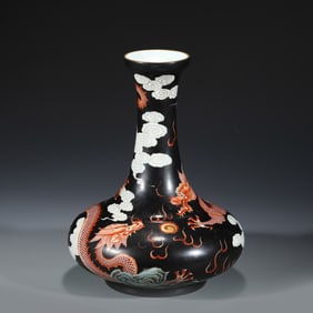 QING FAMILLE NOIR DRAGON VASE