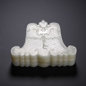 Chinese Hetian Jade Bat-Motif Lidded Box