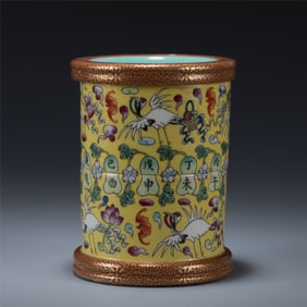 QING QIANLONG FAMILLE ROSE TURNING HEART BRUSH POT