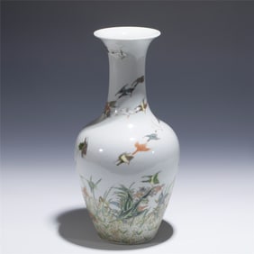 QING QIANLONG FAMILLE ROSE BOTTLE