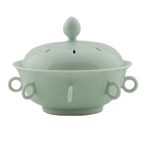 QIANLONG DOUQING CELADON LIDDED CENSER