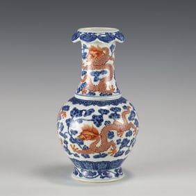 QING QIANLONG BLUE AND WHITE ALUM RED DRAGON PATTERN INVERTED BOTTLE