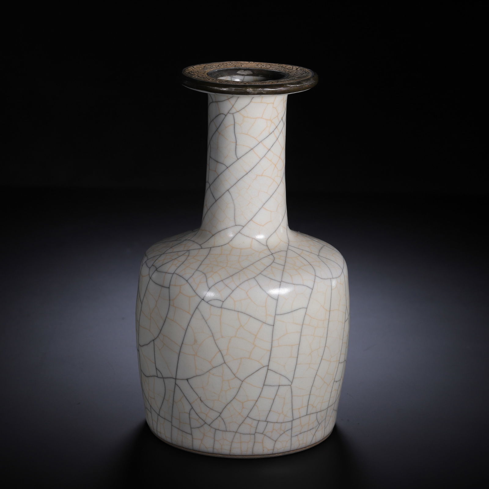 CHINESE RU-TYPE MALLET VASE: Dimensions: H. 18 cm. Weight 650 grams. This elegant Chinese mallet vase is crafted in the classic Ru style, featuring a creamy white glaze with a distinctive network of golden and black crackle lines
