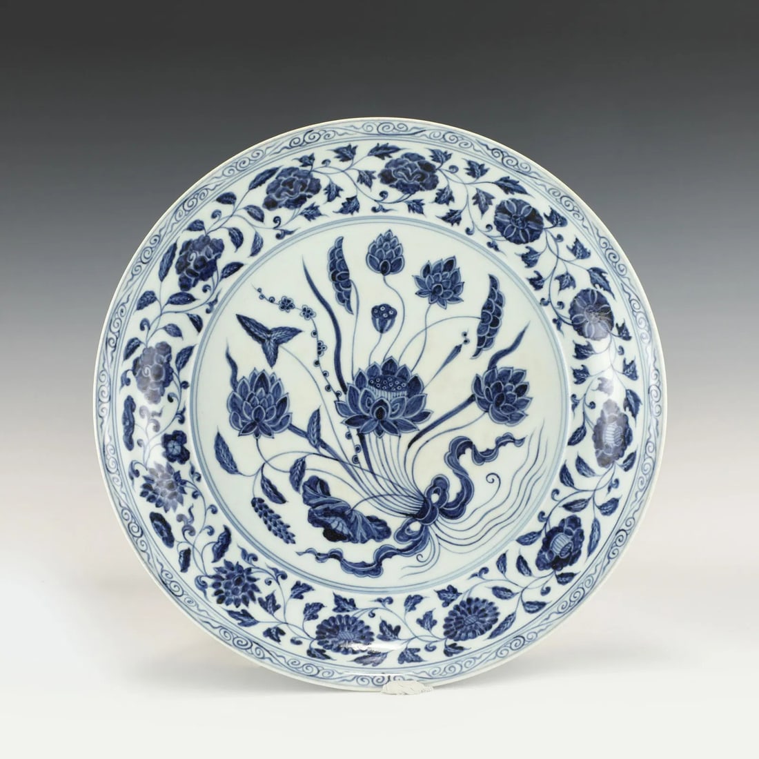 Ming Dynasty Blue and White Plate: PROVENANCE: From collections of Gerald Martin Parmer (1943 - 2019) of Georgia. Private collectors, a medals decorated US Veteran Army, The USA consultant Republic of China and later as a security spec