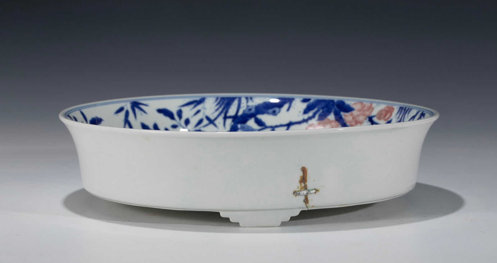CHINESE KANGXI BLUE AND WHITE UNDERGLAZE RED BRUSH WASHER: Dimensions: Length: 29 cm, Width: 29 cm, Heigth: 7 cm Chinese Kangxi Blue and White Underglaze Red Flower Porcelain Wash Pot. Potted with a shallow body, broad wide central interior, rounded mouth lip