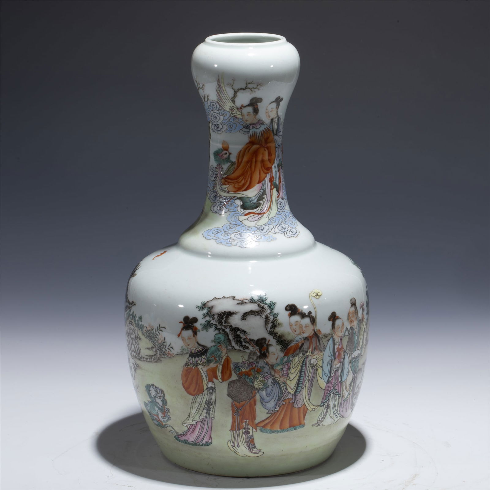 QING YONGZHENG FAMILLE ROSE BOTTLE GARLIC VASE: Dimensions: length: 20 cm, Width: 20 cm, Height: 34. 2 cm Chinese Qing Dynasty Yongzheng Famille Rose Porcelain Garlic Bottle Vase. Potted in garlic bottle vase, bulbous lower belly, thick, with round