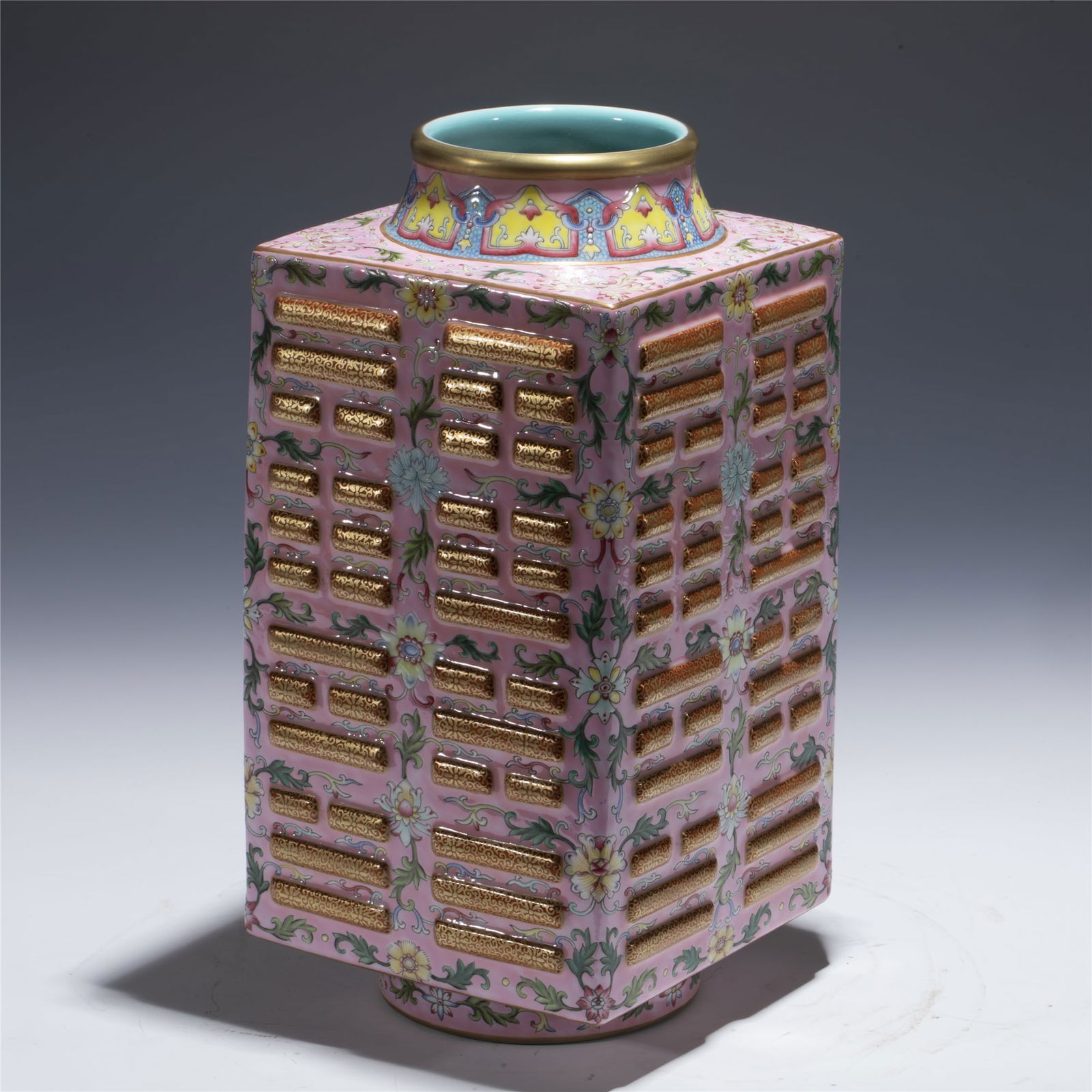 QING QIANLONG FAMILLE ROSE ZONG STYLE BOTTLE: Dimensions: length: 15. 2 cm, Width: 15. 2 cm, Height: 29. 5 cm Chinese Qing Dynasty Qianlong Famille Rose Porcelain Zong Style Bottle Vase. Potted in Zong shape vase, thick and tall, squared body, wi