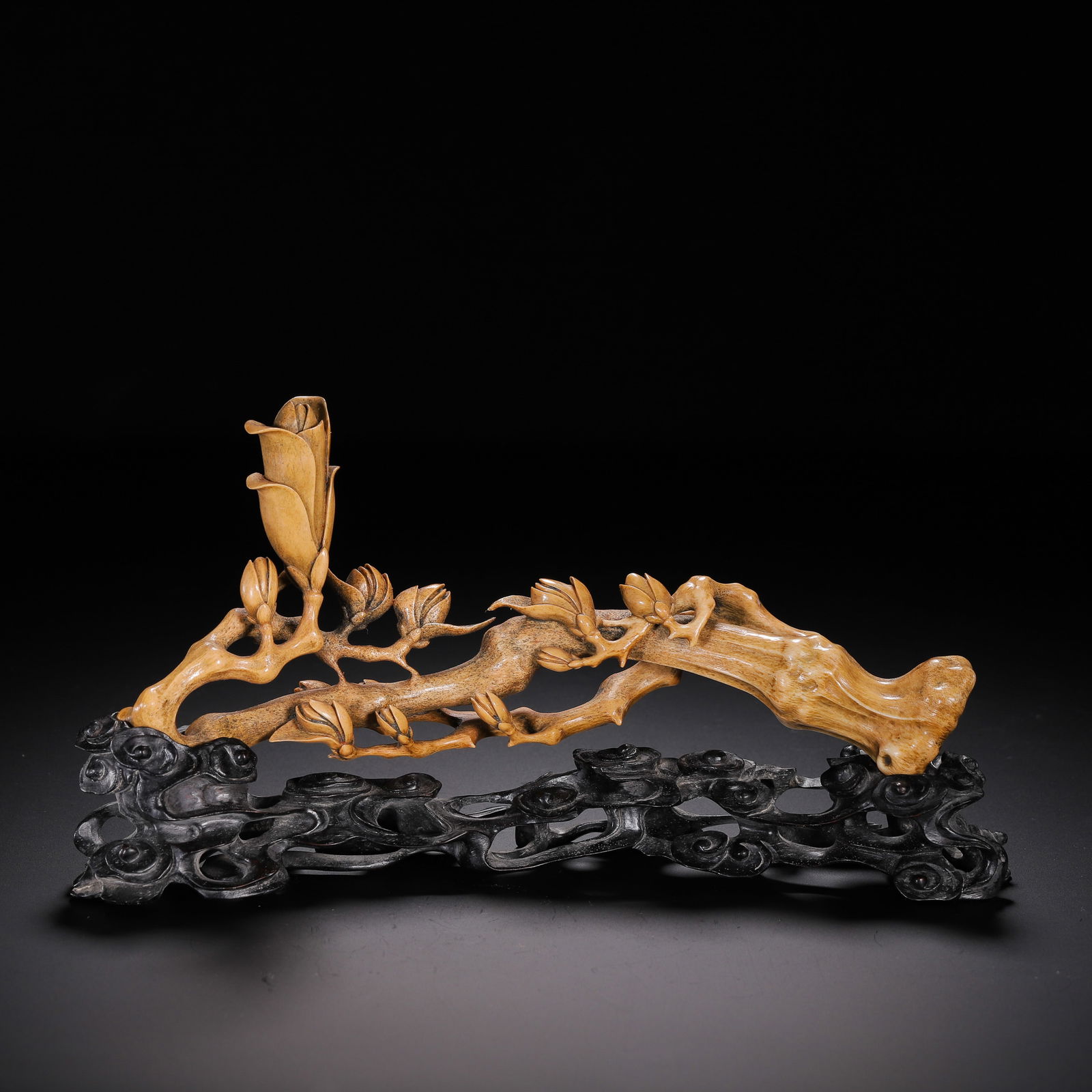 CHINESE ANTLER BRUSH REST: Dimensions: L. 21 cm. H. 11 cm. Weight 150 grams. This elegant Chinese brush rest is carved from naturally textured antler, shaped into a gnarled magnolia branch in full bloom, with delicate flowers a