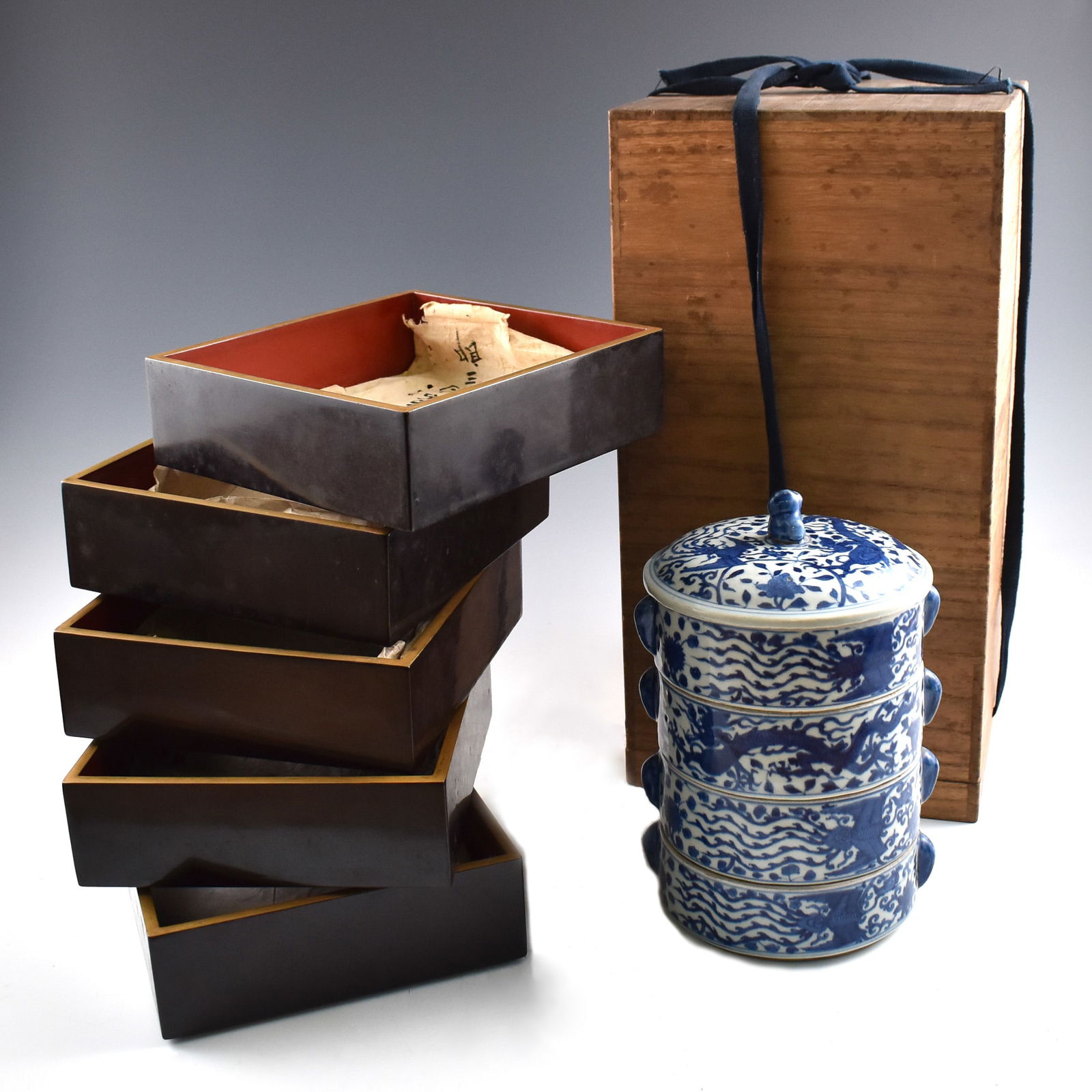 MING WANLI BLUE AND WHITE FOOD BOX IN BOX: PROVENANCE: From Atlanta Private Collector, Japanese Immigrant Family. Dimensions: Height: :26 cm, Diameter: 16. 7 cm Chinese Ming Dynasty Wanli Blue and White Porcelain Food Box With Japanese Wooden