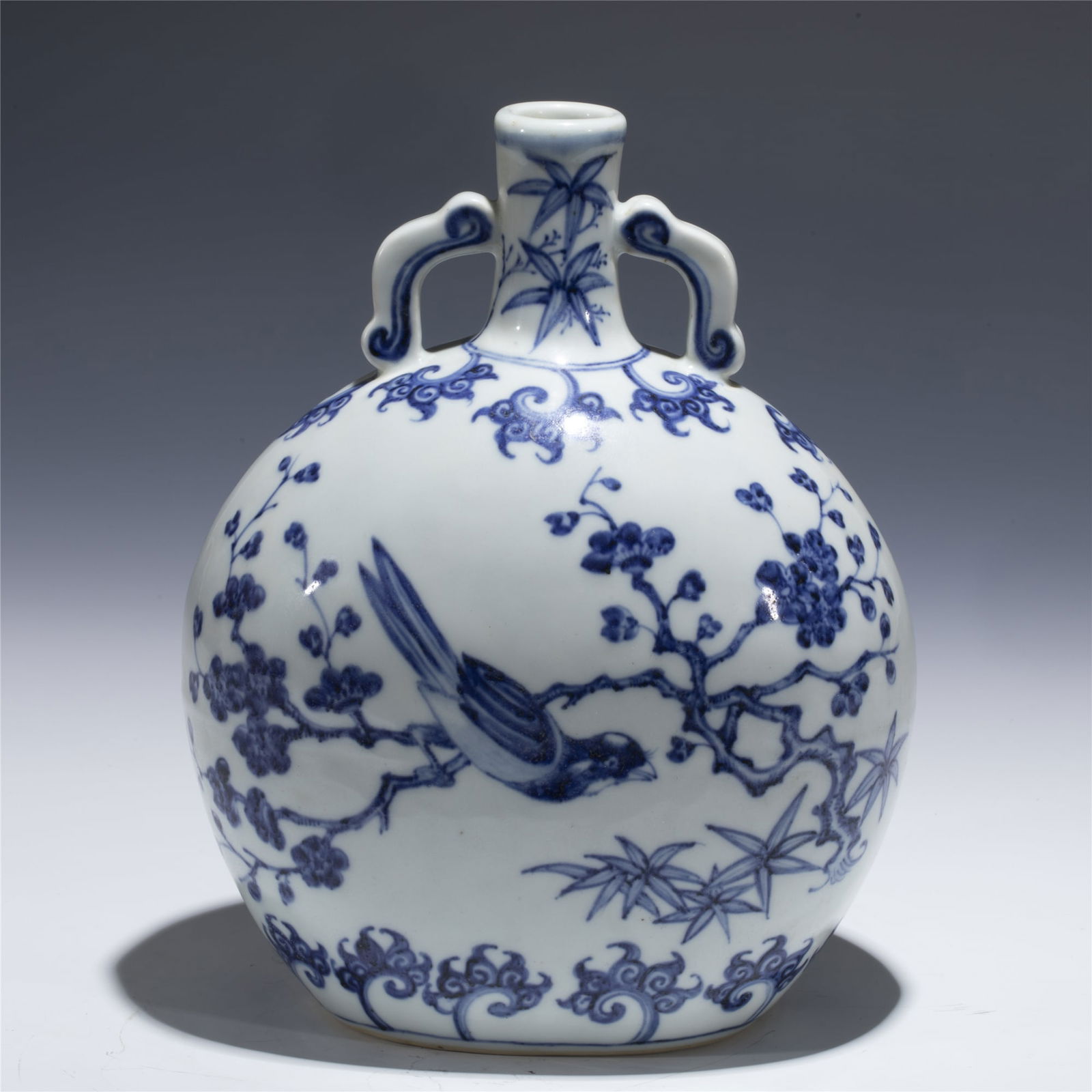 MING BLUE & WHITE FLAT VASE: Dimensions: length: 19. 7 cm, Width: 13 cm, Height: 24 cm Chinese Ming Dynasty Blue and White Porcelain Moon Vase. Potted in moon vase, thick and tall, with bulbous lower region, moon belly, sweeping