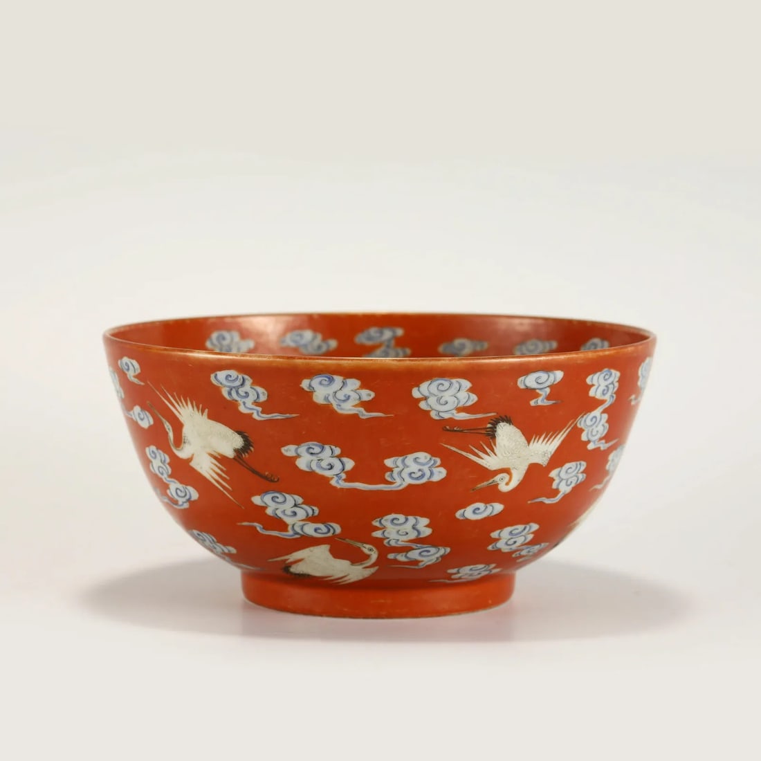 QING TONGZHI RED CRANES BOWL: PROVENANCE: From Farragut, TN Private Collector. Dimensions: Height: :9. 5 cm, Diameter: 19. 8 cm Chinese Qing Dynasty TongZhi Blue and White Alum Red Cranes Porcelain Bowl. The porcelain potted with