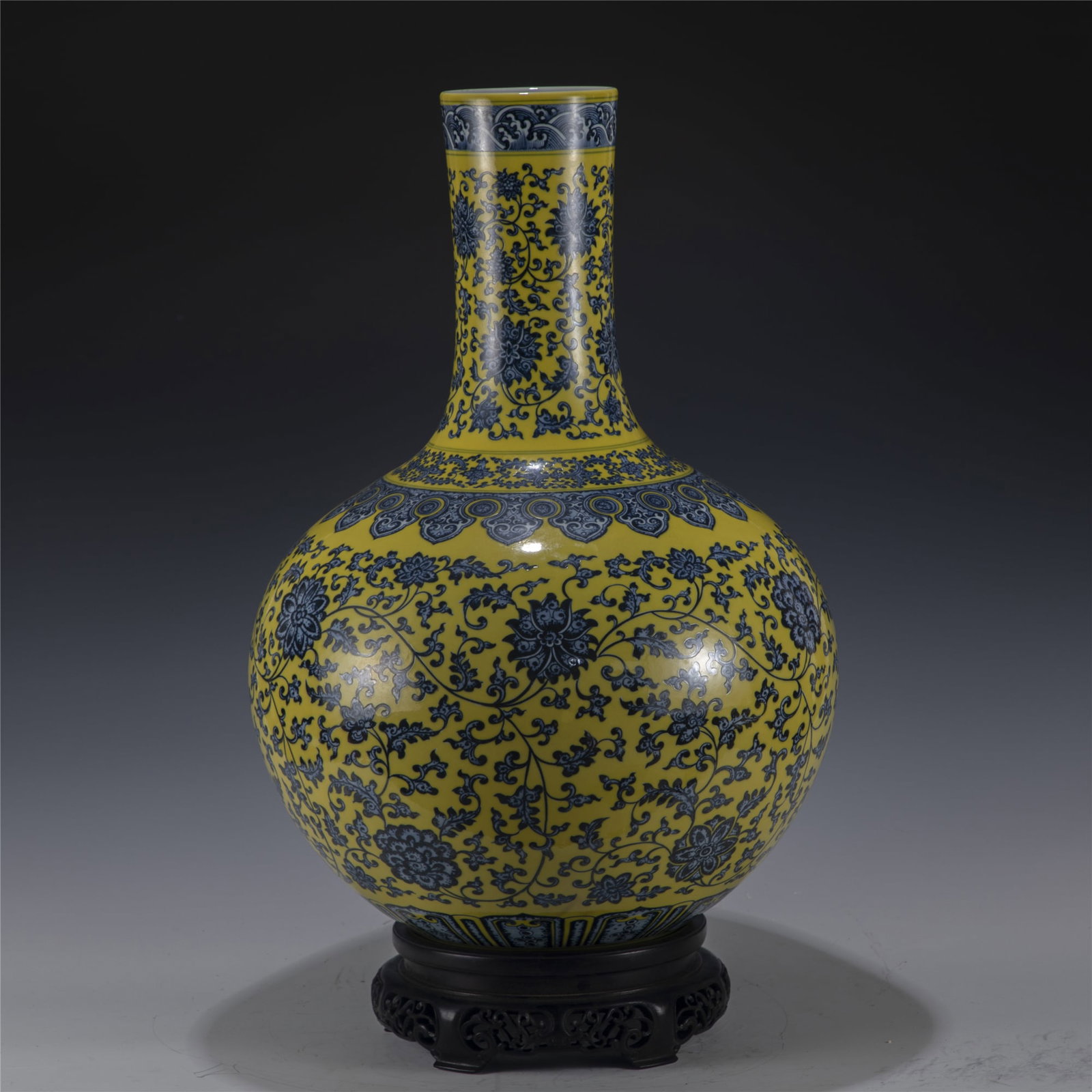 QING QIANLONG BLUE AND WHITE YELLOW GLAZE BOTTLE (1 of 8)