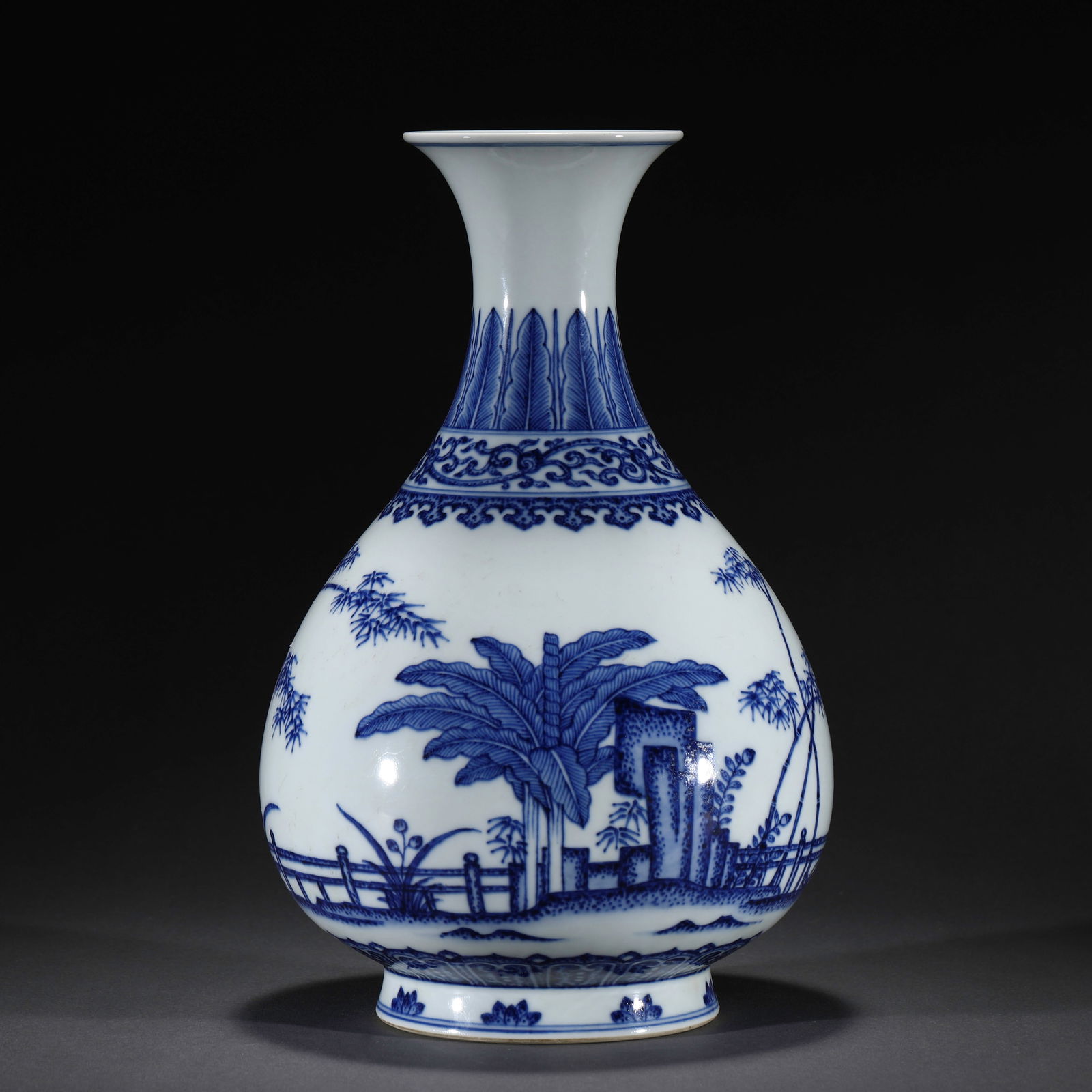 A BLUE AND WHITE PORCELAIN VASE, QIANLONG (1 of 8)