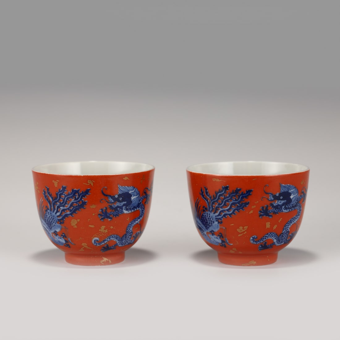 A PAIR OF QIANLONG CUPS IN QING DYNASTY: Dimensions: Width: 8.5cm, Height: 6.5cm Pair of Chinese Qing Dynasty Qianlong Blue and Alum Red Dragon Porcelain Cups. The porcelain potted with a shallow body, slight deep, thick, flaring rim with an