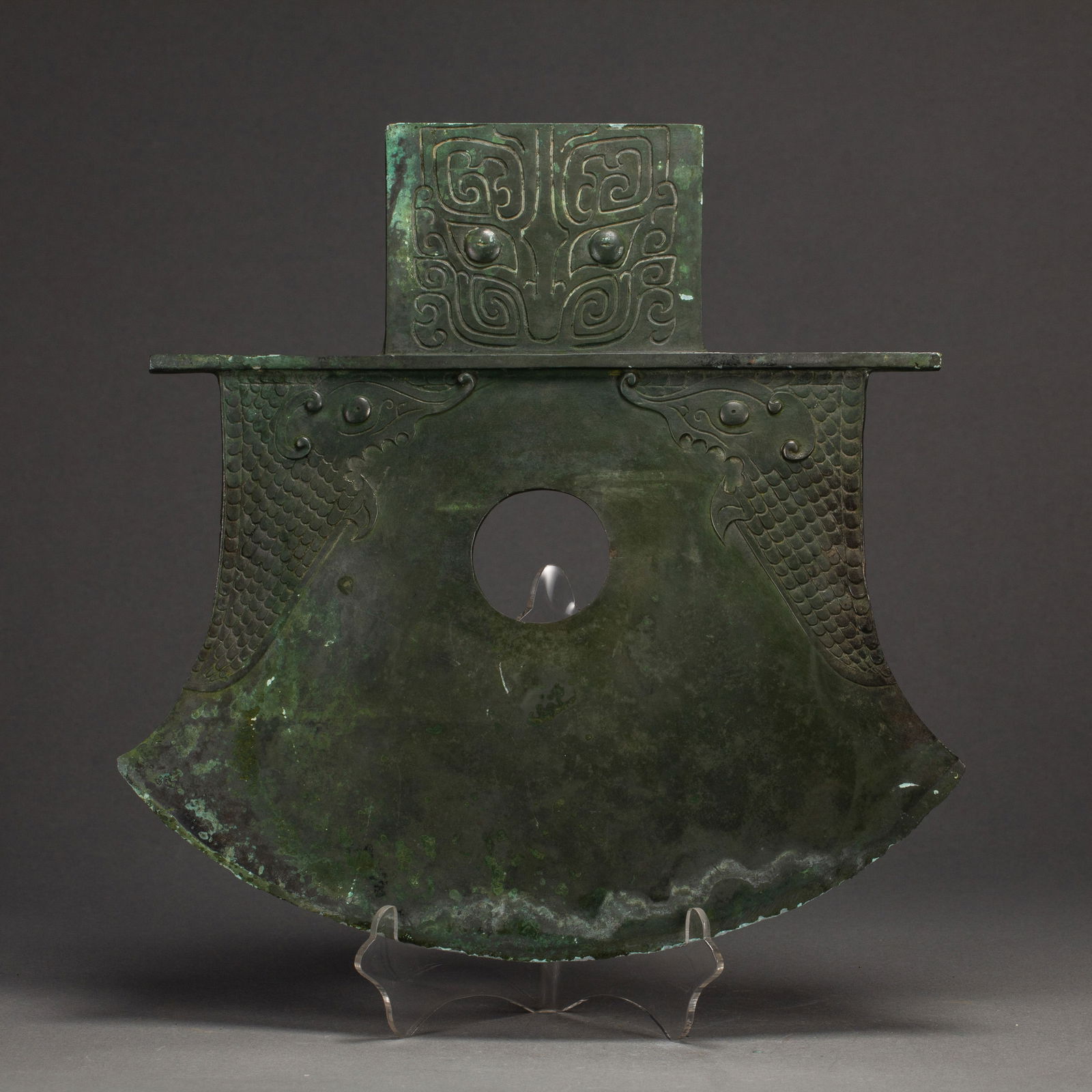 CHINESE BRONZE YUE: Dimensions: L. 22.5 cm. W. 22 cm. Weight 890 grams. This imposing Chinese bronze yue features a broad, curved blade and a rectangular tang, both decorated with intricate patterns: the blade bears