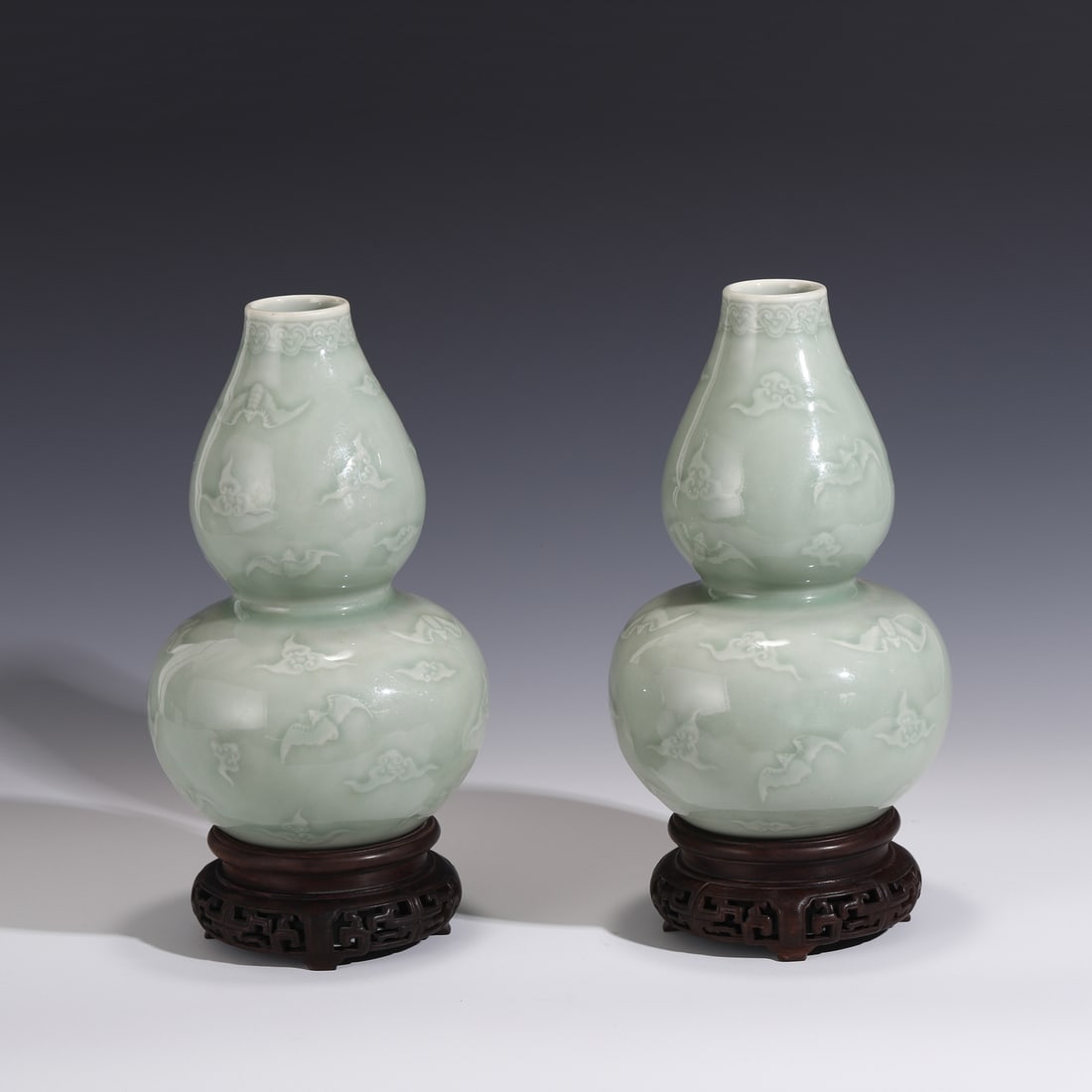 FU BATS SGRAFITTO DOUBLE GOURD VASE ON STANDS: Dimensions: Height: 21.5 cm, Width: 13cm Chinese Qing Sgrafitto Fu Bats Motif Double Gourd Vase On Stands. Mark on base, a six under glazed blue seal script characters reign mark, Made In The Years of