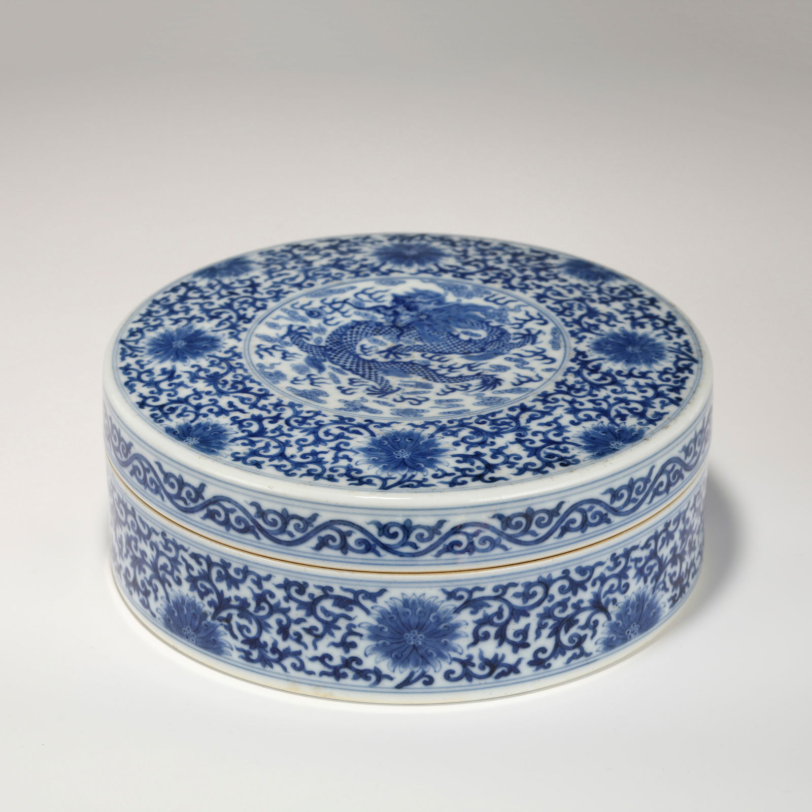 QING QIANLONG BLUE & WHITE HOLDING BOX (1 of 10)