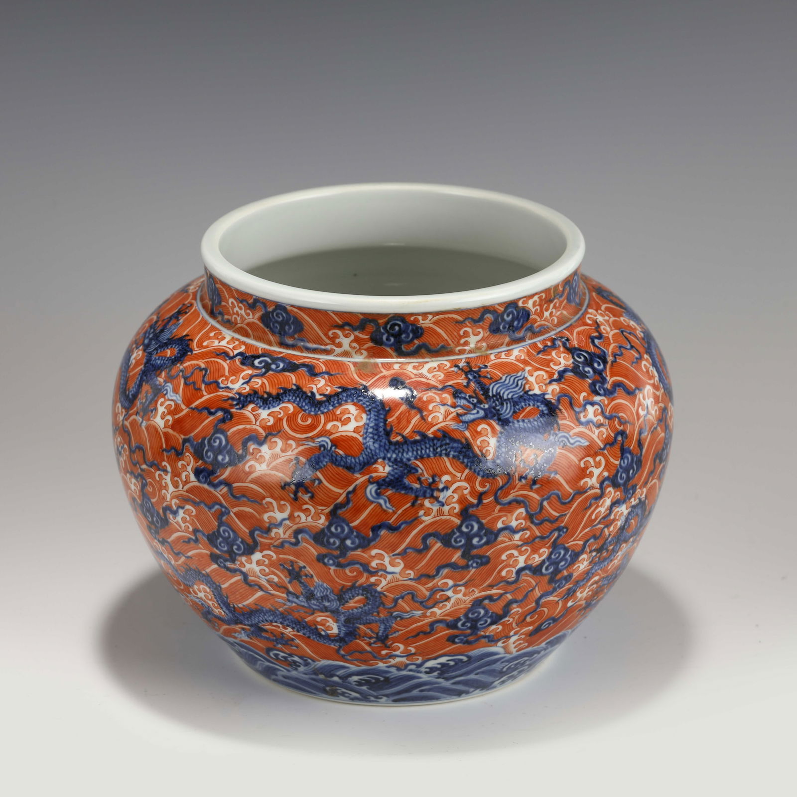 MING BLUE & WHITE ALUM RED POT: Dimensions (cm): Height: 19cm, Diam.: 22.5 Chinese Ming Dynasty Blue and White Alum Red Dragon Porcelain Pot. This porcelain has an open mouth with a slightly out-turned lip, small, short neck, bulgin