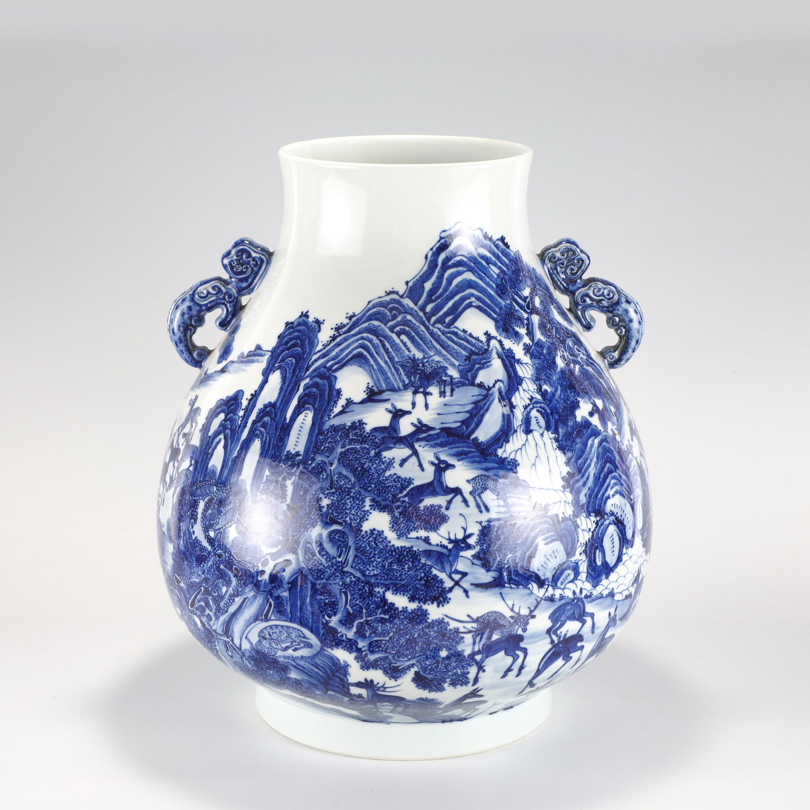 QING QIANLONG BLUE AND WHITE BAILU ZUN: PROVENANCE: From Farragut, TN Private Collector. Dimensions: Height: 45.4 cm,cm, Diameter: 39.2 cm Chinese Qing Dynasty Qianlong Blue and White Bailu Porcelain Zun Vase. This vase potted in a Zun sha