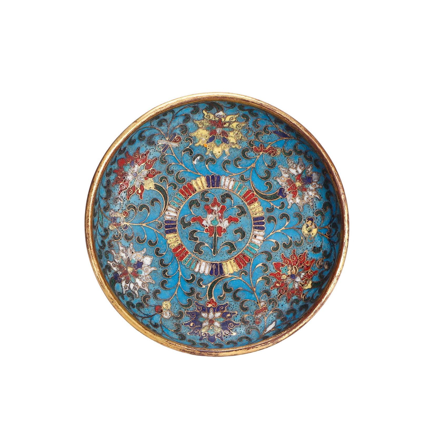 A CHINESE GILT CLOISONNE FLORAL DISPLAY DISH: Measuring 11.8 cm in both length and width, this circular ornamental dish features a polished gilded rim framing an intricately worked cloisonne interior. A vivid turquoise enamel ground forms the bac