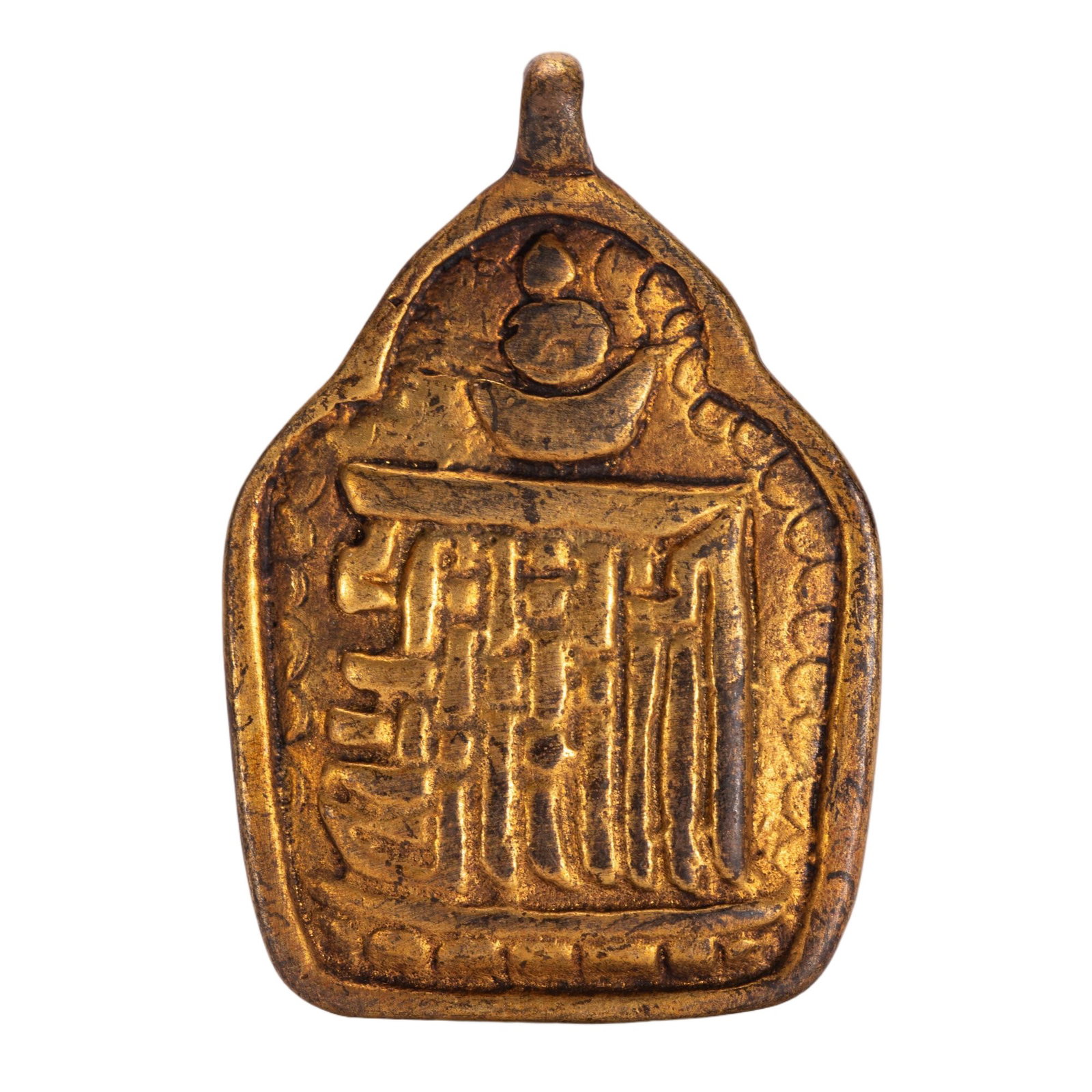 A CHINESE GILT BRONZE MANTRA PENDANT: Measuring 5 cm long and 3.5 cm wide, this wearable gilt bronze plaque weighs 30 grams. Its arched upper section incorporates an integrated suspension loop for convenient cord mounting. Deeply moulded 
