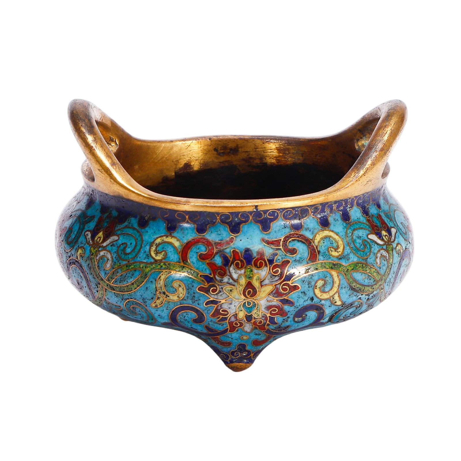 A CHINESE GILT CLOISONNE ENAMEL CENSER: Measuring 7.5 cm in length, 7.5 cm in width and 5.5 cm in height, this compact incense burner is crafted from gilded copper with meticulous cloisonne wirework. Two polished gilt loop handles rise eleg