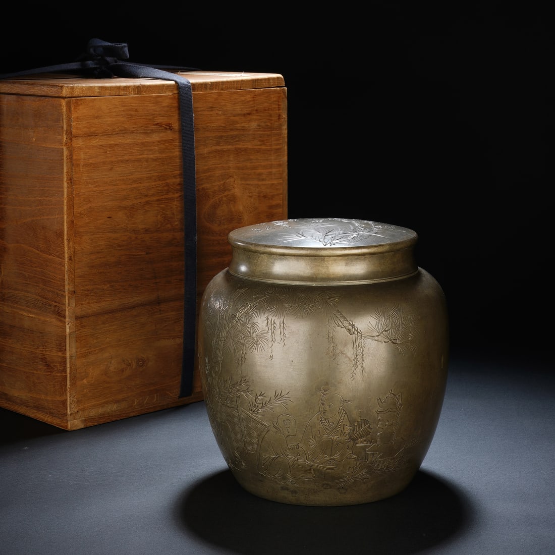 A CHINESE ENGRAVED PEWTER TEA CADDY WITH STORAGE BOX: Measuring 17 x 19 cm and weighing 1966 grams, this stout-bodied pewter tea canister features a smoothly fitted domed lid adorned with delicate foliate engravings. Fine incised work across the rounded 