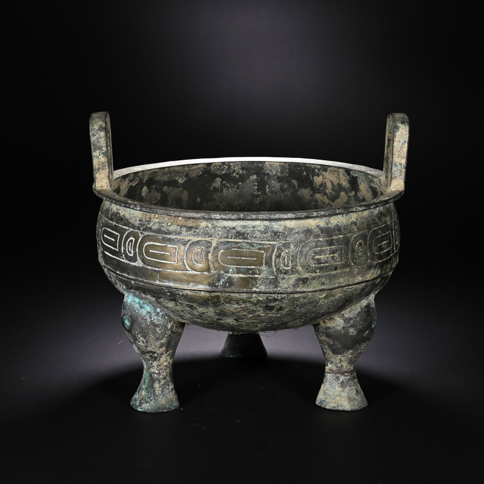 A CHINESE TRIPOD BRONZE DING (1 of 9)
