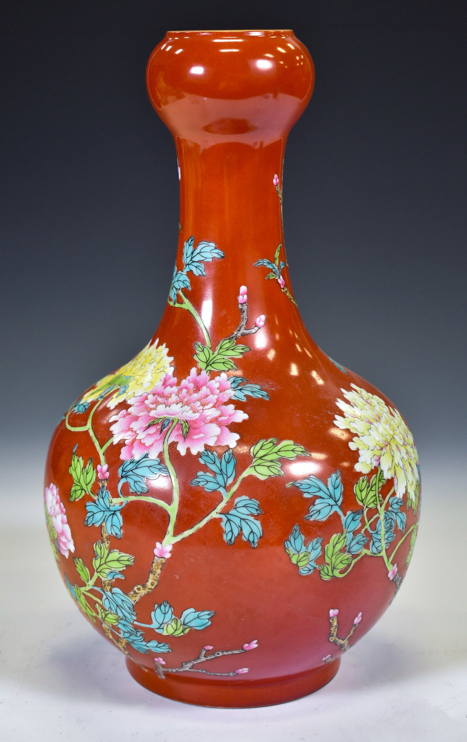 FAMILLE ROSE FLORAL RED GARLIC VASE (1 of 5)