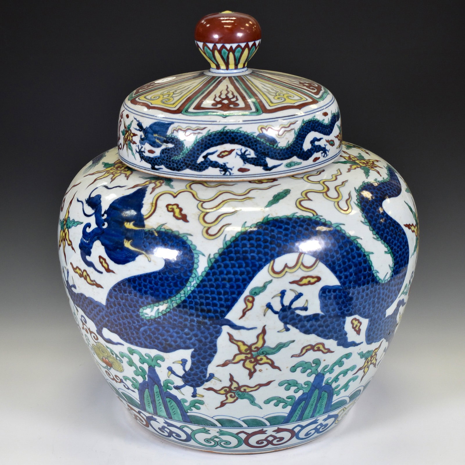 MING JIAJING WUCAI DRAGON LIDDED JAR (1 of 4)